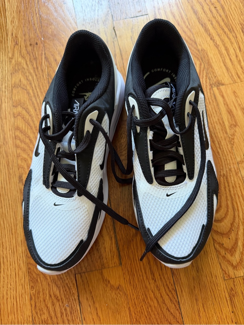 Nike women’s Black and White Athletic Trainers size 8 - Picture 1 of 3